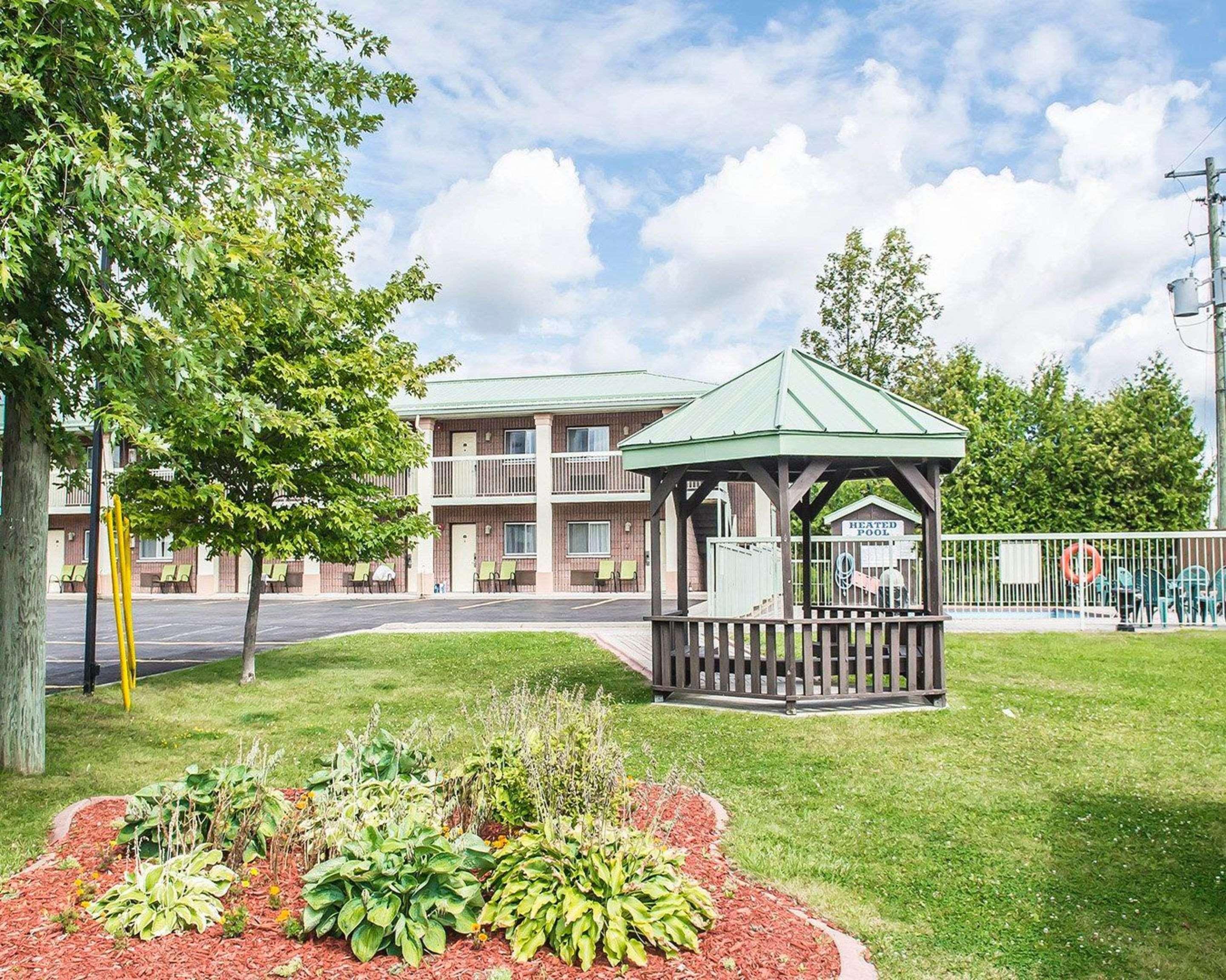 Quality Inn & Suites 1000 Islands Gananoque Exterior photo